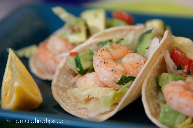 Tacos de camarones con guacamole