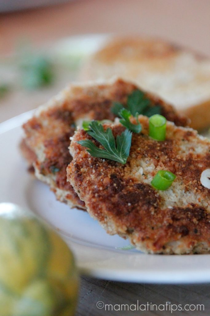 2 tortitas de atún Mexicanas en un plato blanco