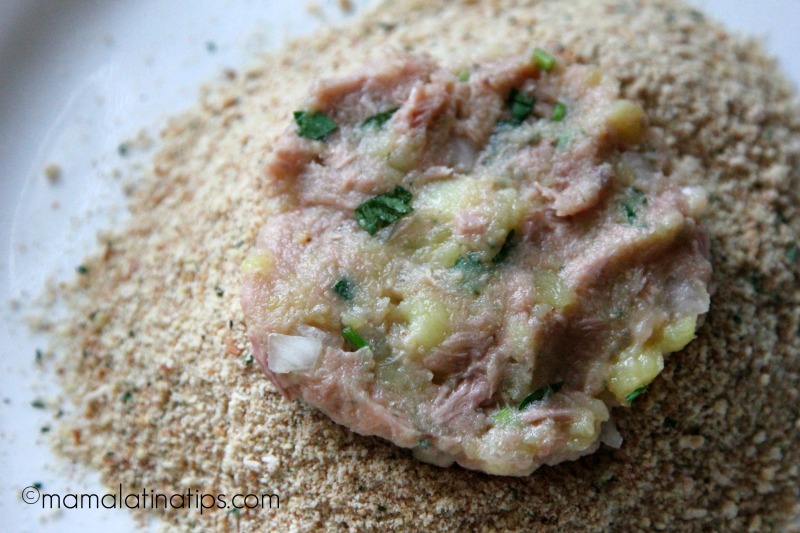 Tortita de atún cruda sobre pan molido