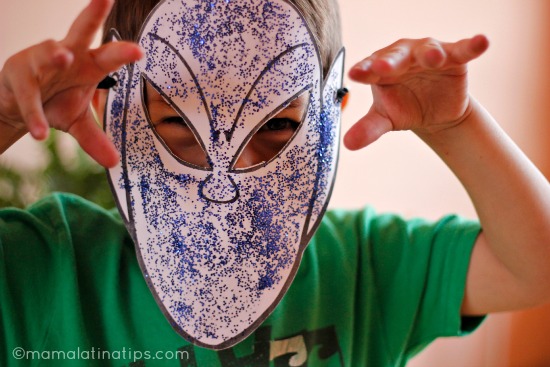 Niño con una máscara de papel en su rostro