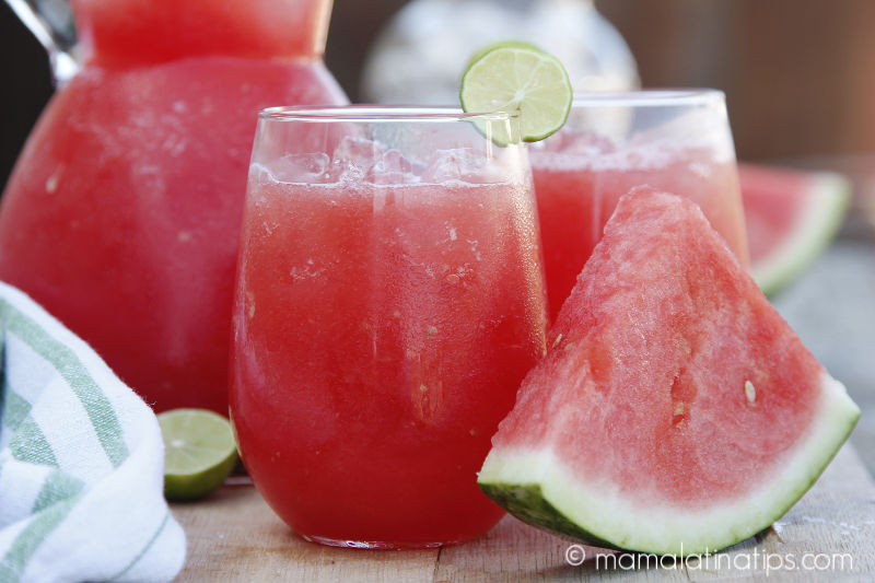 Vaso de agua de sandía con una rodaja de limón y una rebanada de la fruta