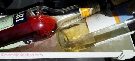 botellas de vino sobre hielo
