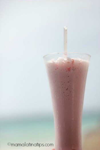 strawberry smoothie - mamalatinatips.com