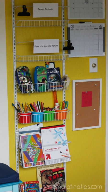 Centro de organización escolar con libretas, lápices, crayones y otros útiles escolares