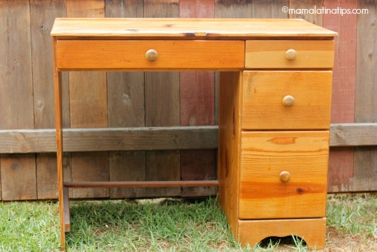 un escritorio pequeño de madera con cuatro cajones