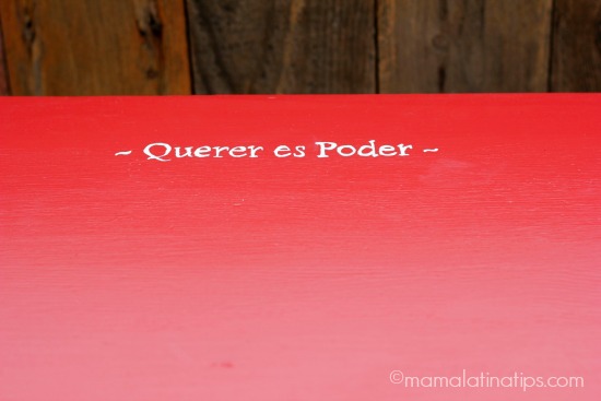 A red desk top that says Querer es Poder