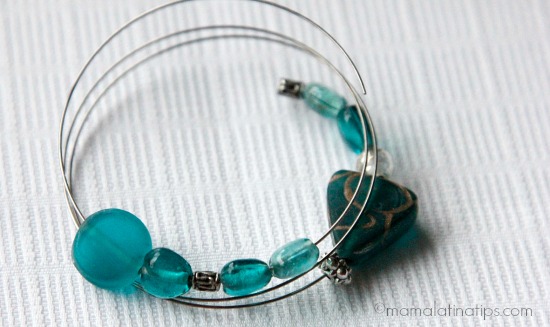 Adding beads to memory bracelet - mamalatinatips.com