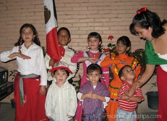 Niños celebrando la independencia de México - mamalatinatips.com
