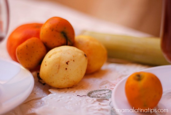 Tejocotes, guayabas y caña de azúcar sobre una mesa. 