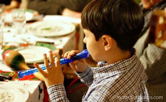 Niño tocando una flauta azul