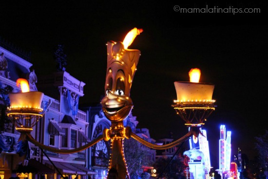 Lumiere en el desfile Paint the Night en Disneylandia - mamalatinatips.com