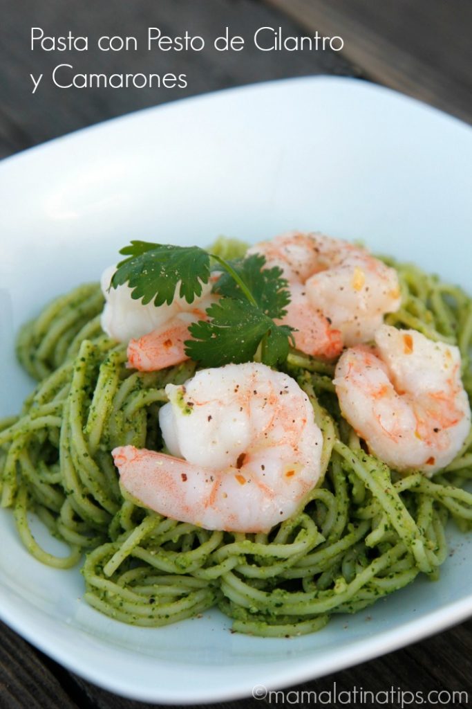 Pasta con Pesto de Cilantro y Camarones - mamalatinatips.com