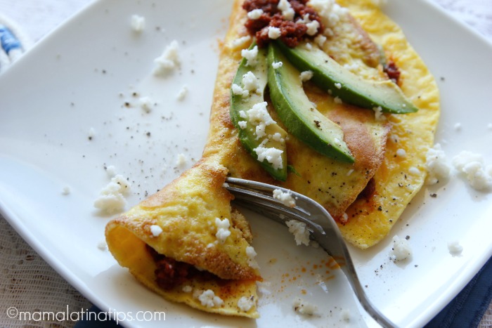 chorizo omelet - mamalatinatips.com