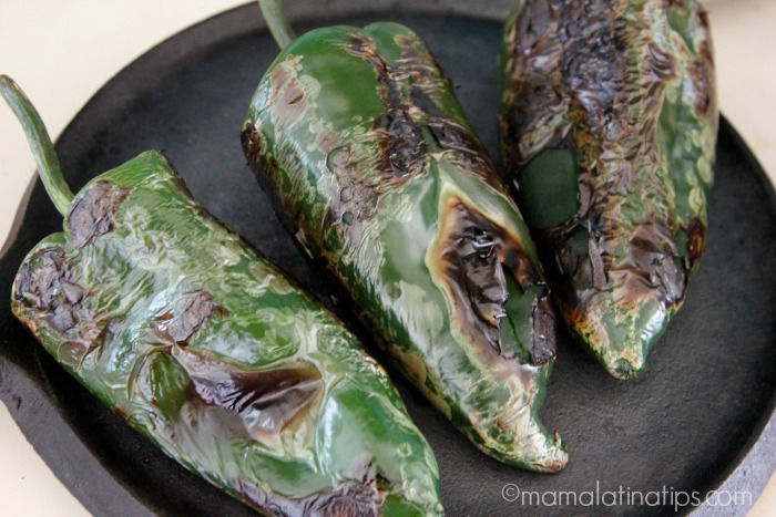 How to peel poblano peppers by mamalatinatips.com