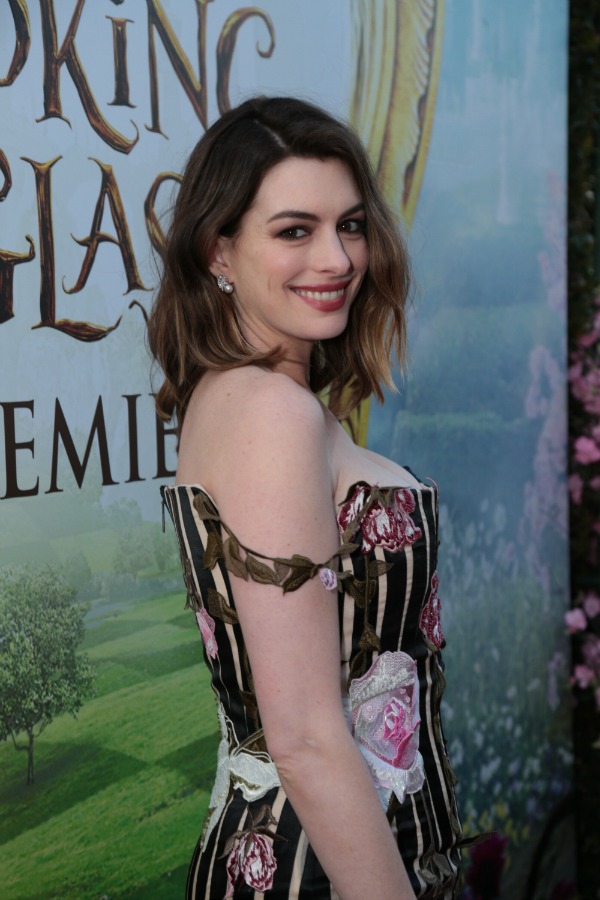 Anne Hathaway at Alice through the looking glass premiere in Hollywood - mamalatinatips.com