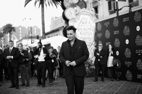 Johnny Depp at Alice through the looking glass red carpet premiere - mamalatinatips.com