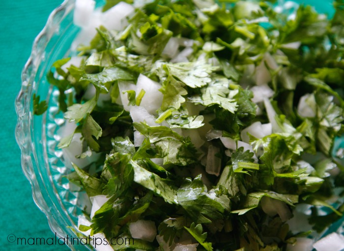 Cilantro y cebolla picados. Mamalatinatips.com