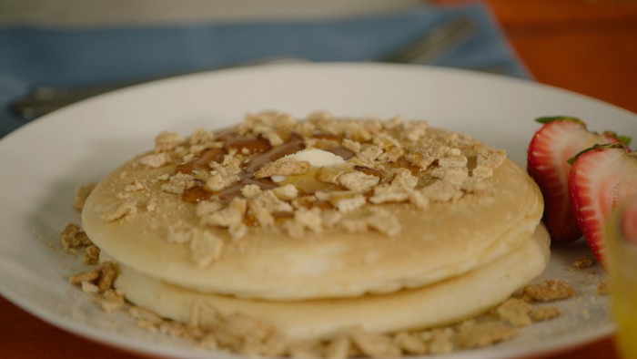 pancakes-de-churro-con-mantequilla-y-cereal