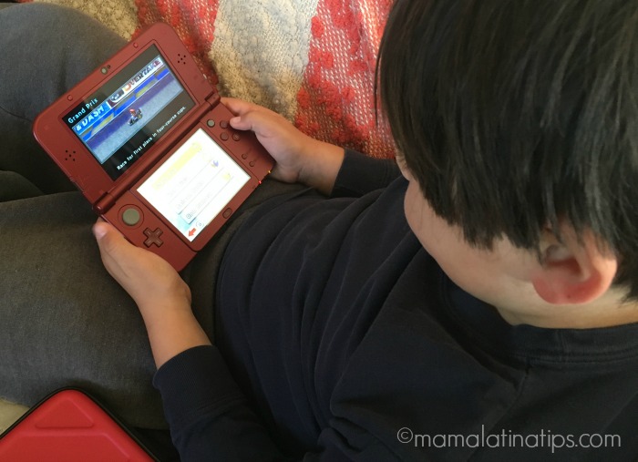 Nintendo 3ds xl y niño jugando Mario Kart 7 - mamalatinatips.com