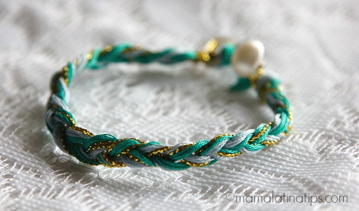 Pulsera en forma de trenza de color verde y azul