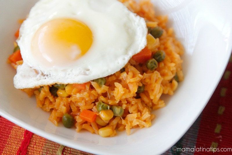 arroz rojo con huevo estrellado