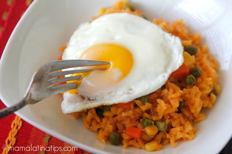 Arroz rojo con huevo estrellado - mamalatinatips.com