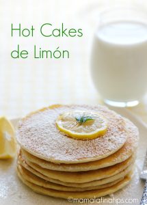hot cakes de limón con compota de bayas
