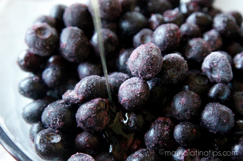 Blueberries and maple syrup / moras azules y miel de maple mamalatinatips.com