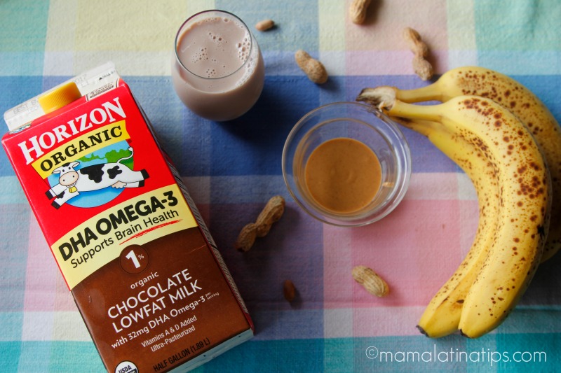 Ingredientes para un licuado de chocolate, plátano y crema de cacahuate, usando leche orgánica de Horizon