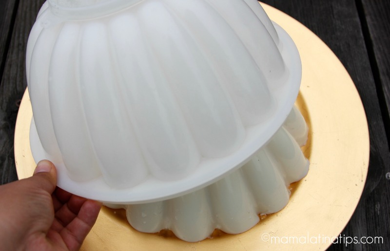 Sacando gelatina de leche del molde - mamalatinatips.com