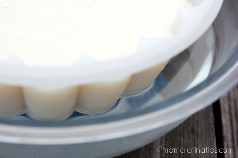 Despegando gelatina de leche del molde - mamalatinatips.com