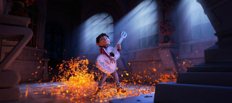 Miguel playing the guitar in Coco - mamalatinatips.com