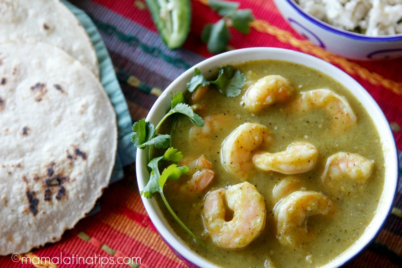 camarones en salsa verde con tortillas y cilantro