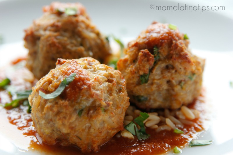 3 albóndigas de pollo y arroz frito en salsa de jitomate