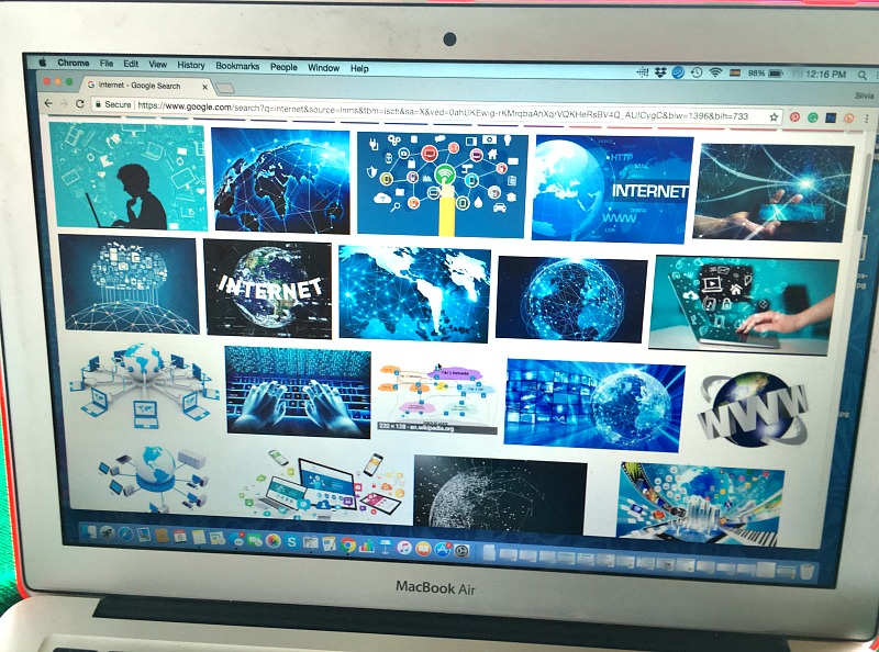 Computadora mostrando diferentes imágenes que dicen Internet y son de color azul