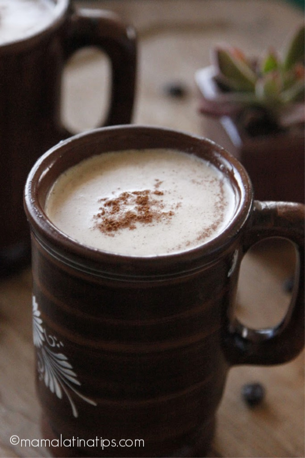 Una taza mexicana de café con leche
