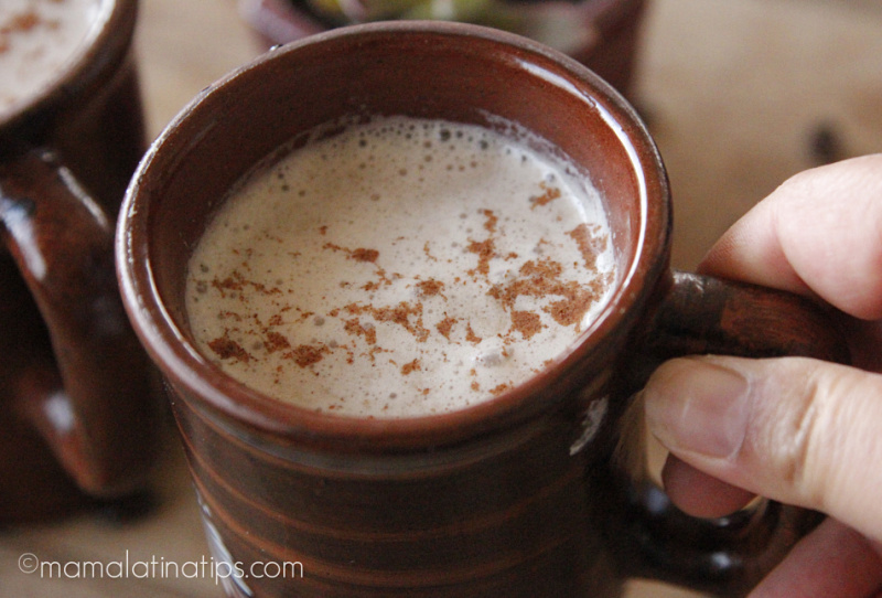 Una taza de café con leche y canela