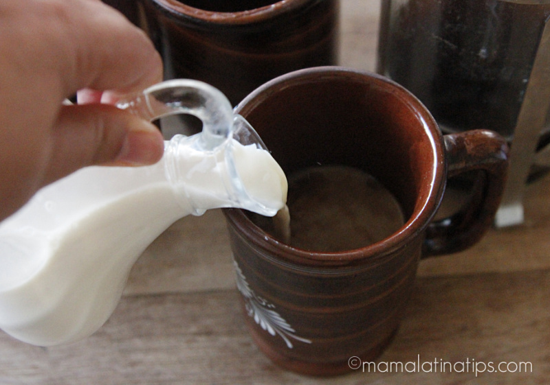 Vaciando leche sobre café