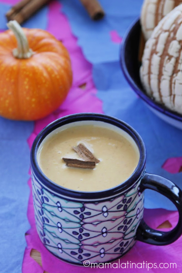 Atole de calabaza de Castilla en una taza mexicana.