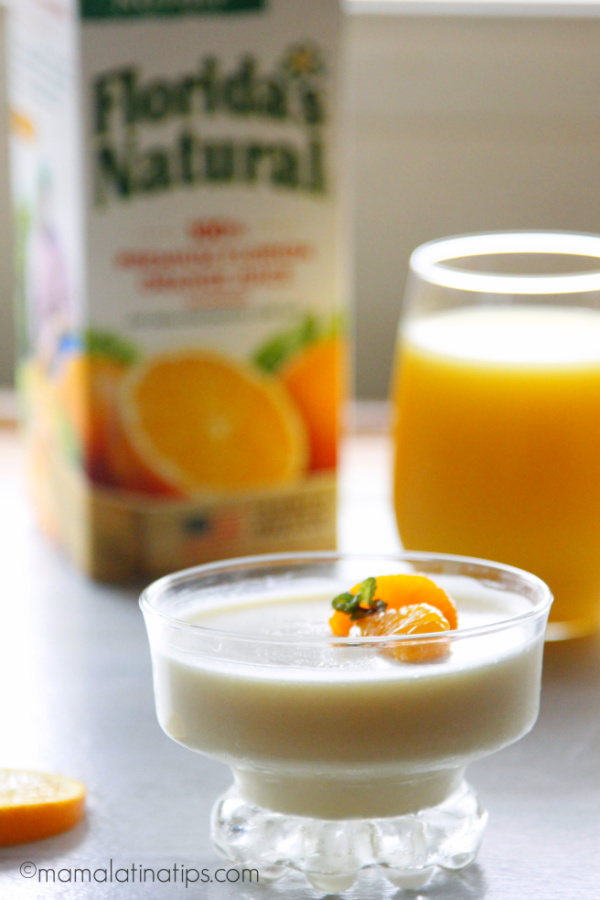 Gelatina de naranja con leche junto a un vaso de jugo de naranja