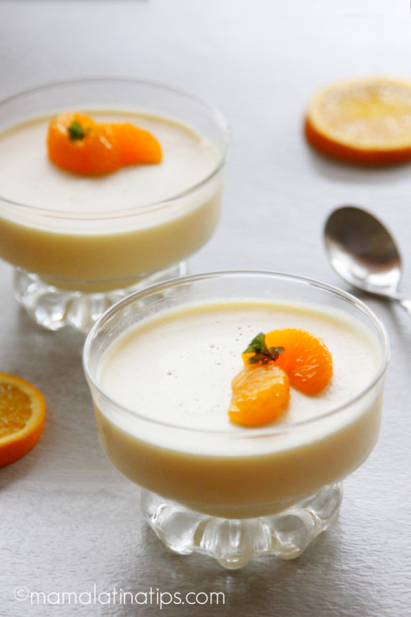 Dos gelatinas de naranja de leche