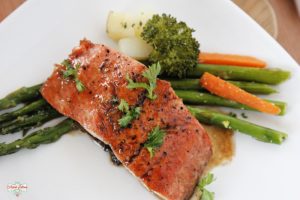 Salmon con salsa de limón y vinagre balsámico servido con verduras