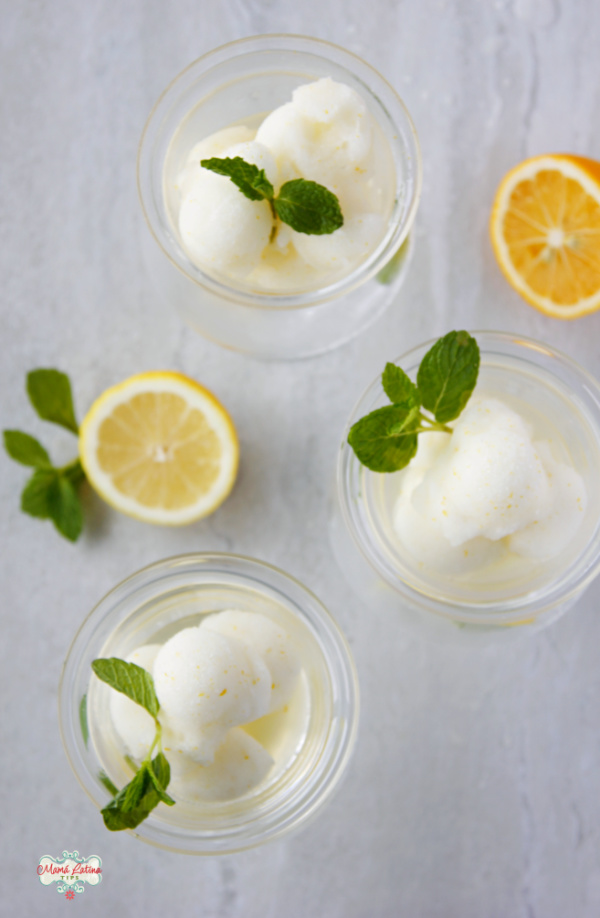 Helado de menta y limón servido en tres copas