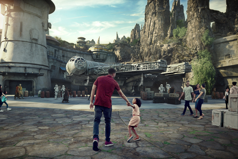 Padre e hija caminando hacia el Halcón Milenario en el mundo de Star Wars en Disneylandia