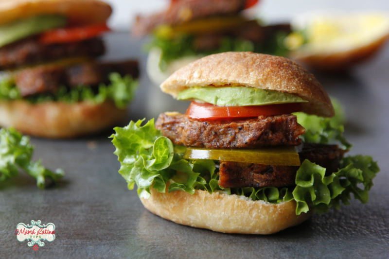 Tortas de frijoles negros con chipotle, aguacate, jitomate, lechuga y pepinillos 