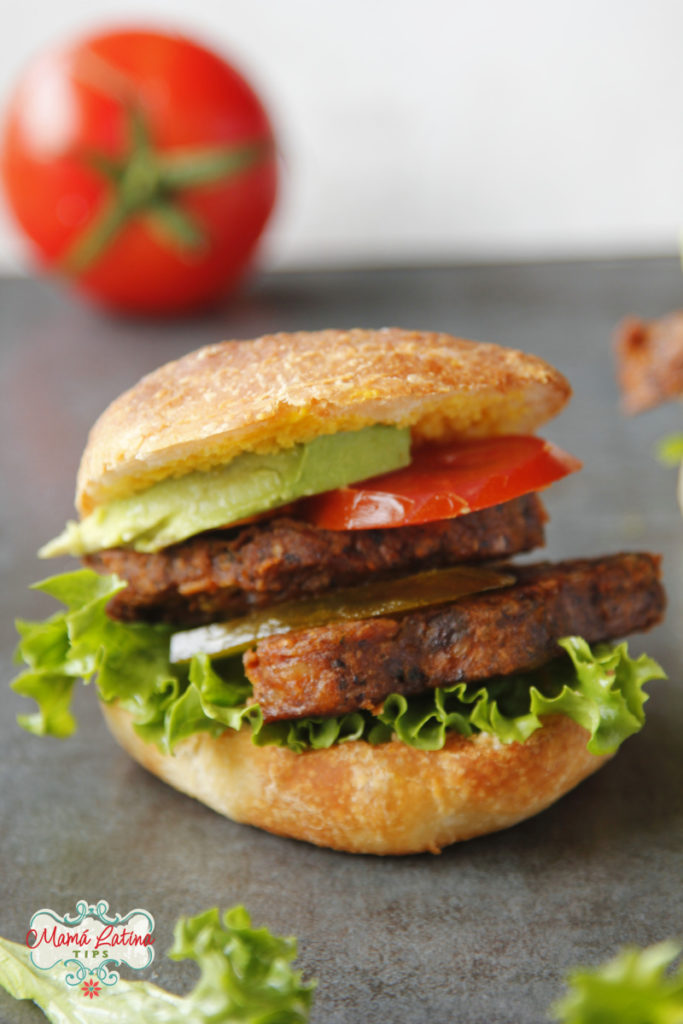 Torta de frijoles negros con chipotle, aguacate, jitomate, pepinillos y lechuga