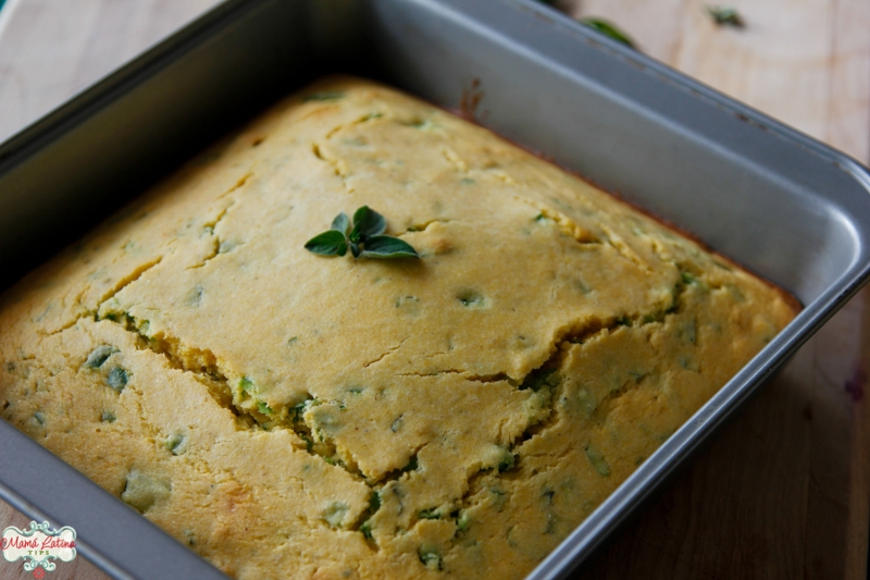 Pan de maíz con jalapeño y hierbas de olor recién horneado