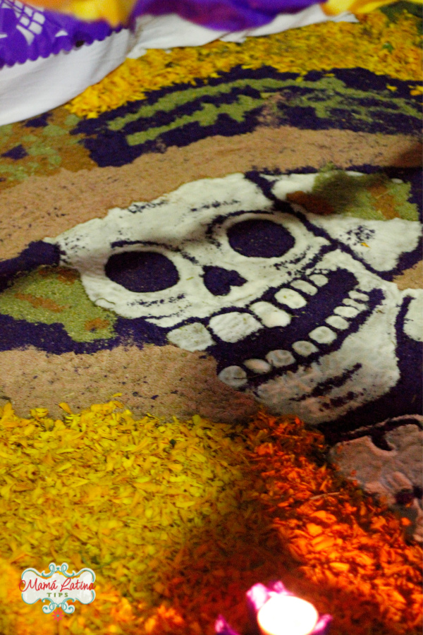 Catrina hecha de aserrín de colores para adornar altar de muertos.