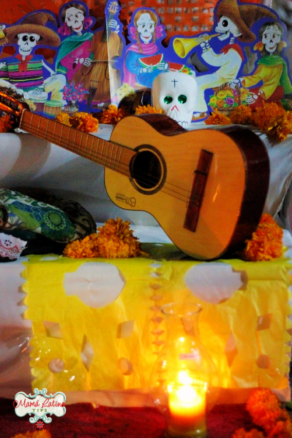 Altar de muerto de colores y con una guitarra