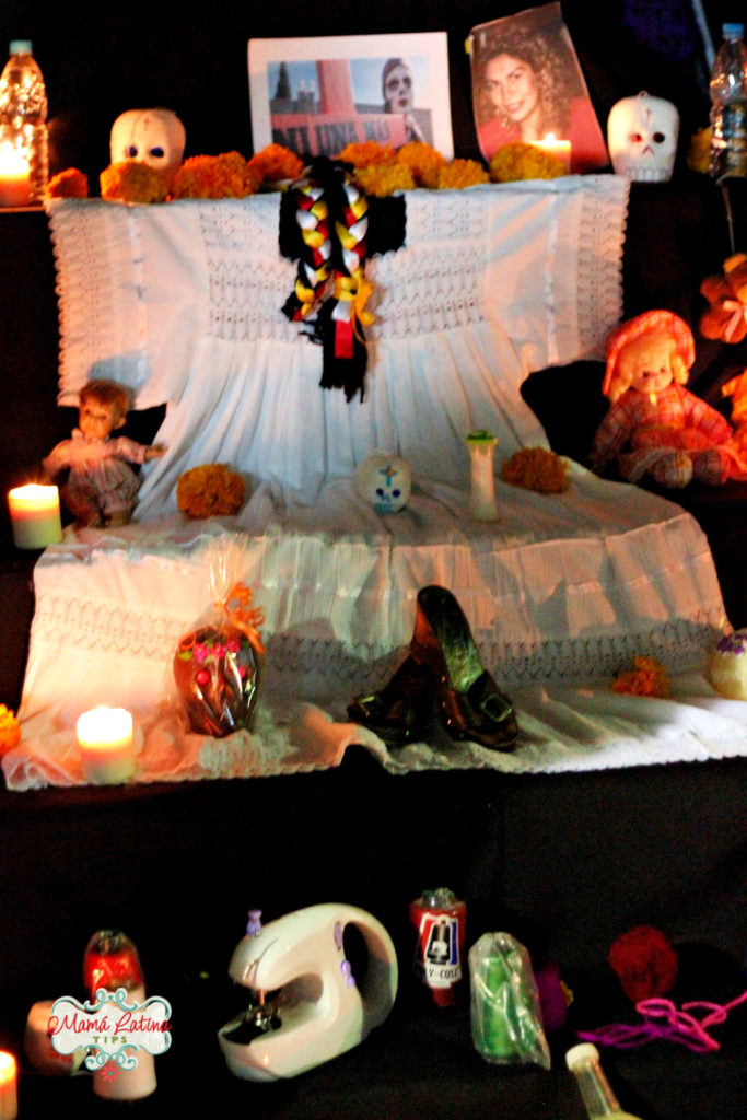 objetos personales en altar de muertos